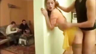 Kız türkçe oral porno kuzeninin saklandığını gördü!